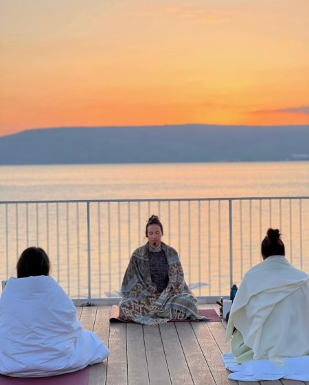 ריטריט חורף בשקיעה